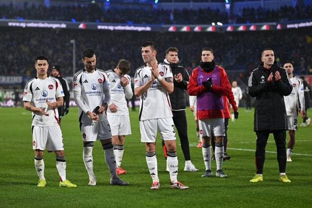 Paderborn, Home Deluxe Arena, 22.11.24, GER, Herren, 2.Bundesliga, Saison 2024-2025, SC Paderborn 07 - 1.FC Nuernberg Bild: Spieler aus Nuernberg unzufrieden, enttaeuscht, niedergeschlagen, frustriert, traurig vor Fankurve, Fans, Fanblock Only for editorial use! DFL regulations prohibit any use of photographs as image sequences and or quasi-video. NRW Deutschland