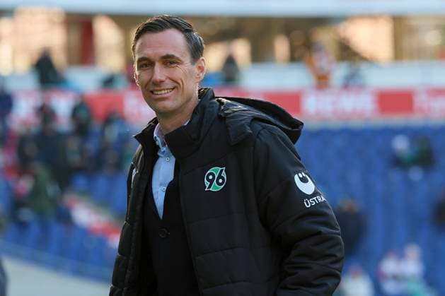 Sportdirektor Marcus Mann (Hannover 96) lacht, 2. Bundesliga, Hannover 96 vs SV Darmstadt 98, Heinz von Heiden Arena am 23. November 2024 in Hannover, Deutschland. (Foto von Marco Steinbrenner DeFodi Images) Sportdirektor Marcus Mann (Hannover 96) smiles, 2. Bundesliga, Hannover 96 vs SV Darmstadt 98, Heinz von Heiden Arena, November 23, 2024 in Hanover, Germany. (Photo by Marco Steinbrenner DeFodi Images) DFB DFL REGULATIONS PROHIBIT ANY USE OF PHOTOGRAPHS AS IMAGE SEQUENCES AND OR QUASI-VIDEO. Defodi-700_hannover_darmstadt_20241123_005