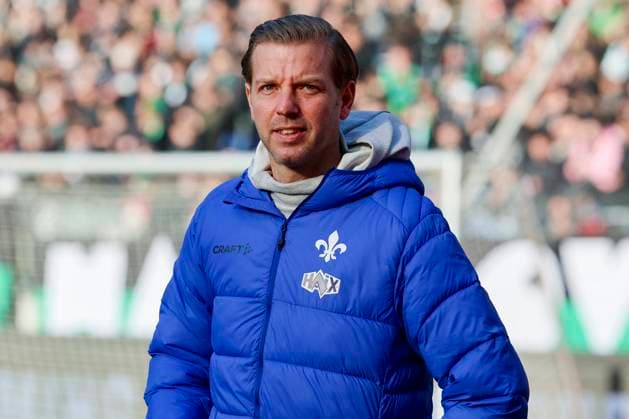 Trainer Florian Kohfeldt (SV Darmstadt 98) schaut, 2. Bundesliga, Hannover 96 vs SV Darmstadt 98, Heinz von Heiden Arena am 23. November 2024 in Hannover, Deutschland. (Foto von Marco Steinbrenner DeFodi Images) Trainer Florian Kohfeldt (SV Darmstadt 98) looks on, 2. Bundesliga, Hannover 96 vs SV Darmstadt 98, Heinz von Heiden Arena, November 23, 2024 in Hanover, Germany. (Photo by Marco Steinbrenner DeFodi Images) DFB DFL REGULATIONS PROHIBIT ANY USE OF PHOTOGRAPHS AS IMAGE SEQUENCES AND OR QUASI-VIDEO. Defodi-700_hannover_darmstadt_20241123_013