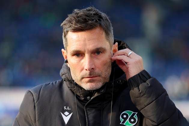 Trainer Stefan Leitl (Hannover 96) schaut, 2. Bundesliga, Hannover 96 vs SV Darmstadt 98, Heinz von Heiden Arena am 23. November 2024 in Hannover, Deutschland. (Foto von Marco Steinbrenner DeFodi Images) Trainer Stefan Leitl (Hannover 96) looks on, 2. Bundesliga, Hannover 96 vs SV Darmstadt 98, Heinz von Heiden Arena, November 23, 2024 in Hanover, Germany. (Photo by Marco Steinbrenner DeFodi Images) DFB DFL REGULATIONS PROHIBIT ANY USE OF PHOTOGRAPHS AS IMAGE SEQUENCES AND OR QUASI-VIDEO. Defodi-700_hannover_darmstadt_20241123_016
