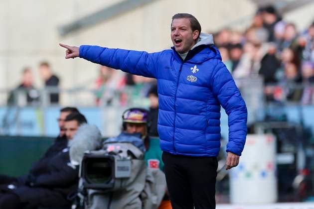 Trainer Florian Kohfeldt (SV Darmstadt 98) gestikuliert, 2. Bundesliga, Hannover 96 vs SV Darmstadt 98, Heinz von Heiden Arena am 23. November 2024 in Hannover, Deutschland. (Foto von Marco Steinbrenner DeFodi Images) Trainer Florian Kohfeldt (SV Darmstadt 98) gestures, 2. Bundesliga, Hannover 96 vs SV Darmstadt 98, Heinz von Heiden Arena, November 23, 2024 in Hanover, Germany. (Photo by Marco Steinbrenner DeFodi Images) DFB DFL REGULATIONS PROHIBIT ANY USE OF PHOTOGRAPHS AS IMAGE SEQUENCES AND OR QUASI-VIDEO. Defodi-700_hannover_darmstadt_20241123_022