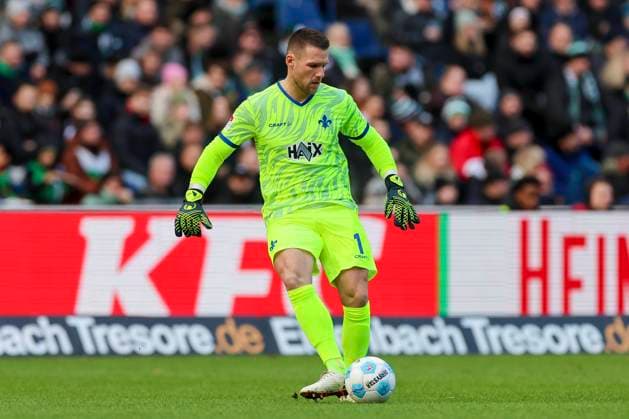 Torhueter Marcel Schuhen (SV Darmstadt 98) kontrolliert den Ball, 2. Bundesliga, Hannover 96 vs SV Darmstadt 98, Heinz von Heiden Arena am 23. November 2024 in Hannover, Deutschland. (Foto von Marco Steinbrenner DeFodi Images) Torhueter Marcel Schuhen (SV Darmstadt 98) controls the ball, 2. Bundesliga, Hannover 96 vs SV Darmstadt 98, Heinz von Heiden Arena, November 23, 2024 in Hanover, Germany. (Photo by Marco Steinbrenner DeFodi Images) DFB DFL REGULATIONS PROHIBIT ANY USE OF PHOTOGRAPHS AS IMAGE SEQUENCES AND OR QUASI-VIDEO. Defodi-700_hannover_darmstadt_20241123_024