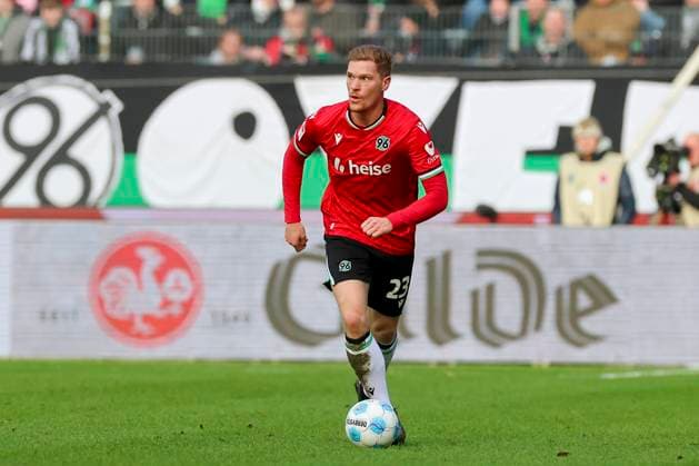 Marcel Halstenberg (Hannover 96) kontrolliert den Ball, 2. Bundesliga, Hannover 96 vs SV Darmstadt 98, Heinz von Heiden Arena am 23. November 2024 in Hannover, Deutschland. (Foto von Marco Steinbrenner DeFodi Images) Marcel Halstenberg (Hannover 96) controls the ball, 2. Bundesliga, Hannover 96 vs SV Darmstadt 98, Heinz von Heiden Arena, November 23, 2024 in Hanover, Germany. (Photo by Marco Steinbrenner DeFodi Images) DFB DFL REGULATIONS PROHIBIT ANY USE OF PHOTOGRAPHS AS IMAGE SEQUENCES AND OR QUASI-VIDEO. Defodi-700_hannover_darmstadt_20241123_025