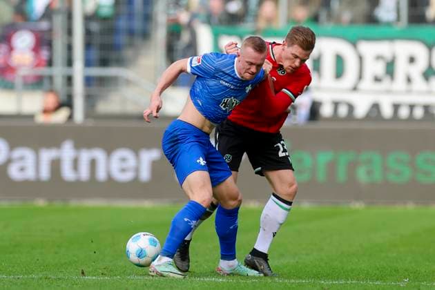 Isac Lidberg (SV Darmstadt 98) und Marcel Halstenberg (Hannover 96) kaempfen um den Ball, 2. Bundesliga, Hannover 96 vs SV Darmstadt 98, Heinz von Heiden Arena am 23. November 2024 in Hannover, Deutschland. (Foto von Marco Steinbrenner DeFodi Images) Isac Lidberg (SV Darmstadt 98) und Marcel Halstenberg (Hannover 96) battle for the ball, 2. Bundesliga, Hannover 96 vs SV Darmstadt 98, Heinz von Heiden Arena, November 23, 2024 in Hanover, Germany. (Photo by Marco Steinbrenner DeFodi Images) DFB DFL REGULATIONS PROHIBIT ANY USE OF PHOTOGRAPHS AS IMAGE SEQUENCES AND OR QUASI-VIDEO. Defodi-700_hannover_darmstadt_20241123_027