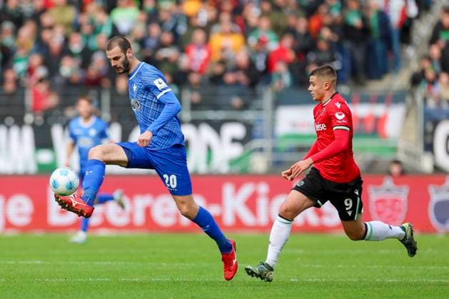 Aleksandar Vukotic (SV Darmstadt 98) und Nicolo Tresoldi (Hannover 96) kaempfen um den Ball, 2. Bundesliga, Hannover 96 vs SV Darmstadt 98, Heinz von Heiden Arena am 23. November 2024 in Hannover, Deutschland. (Foto von Marco Steinbrenner DeFodi Images) Aleksandar Vukotic (SV Darmstadt 98) und Nicolo Tresoldi (Hannover 96) battle for the ball, 2. Bundesliga, Hannover 96 vs SV Darmstadt 98, Heinz von Heiden Arena, November 23, 2024 in Hanover, Germany. (Photo by Marco Steinbrenner DeFodi Images) DFB DFL REGULATIONS PROHIBIT ANY USE OF PHOTOGRAPHS AS IMAGE SEQUENCES AND OR QUASI-VIDEO. Defodi-700_hannover_darmstadt_20241123_028