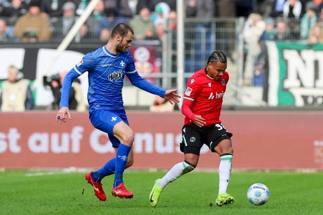 Aleksandar Vukotic (SV Darmstadt 98) und Monju Momuluh (Hannover 96) kaempfen um den Ball, 2. Bundesliga, Hannover 96 vs SV Darmstadt 98, Heinz von Heiden Arena am 23. November 2024 in Hannover, Deutschland. (Foto von Marco Steinbrenner DeFodi Images) Aleksandar Vukotic (SV Darmstadt 98) und Monju Momuluh (Hannover 96) battle for the ball, 2. Bundesliga, Hannover 96 vs SV Darmstadt 98, Heinz von Heiden Arena, November 23, 2024 in Hanover, Germany. (Photo by Marco Steinbrenner DeFodi Images) DFB DFL REGULATIONS PROHIBIT ANY USE OF PHOTOGRAPHS AS IMAGE SEQUENCES AND OR QUASI-VIDEO. Defodi-700_hannover_darmstadt_20241123_029