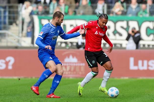 Aleksandar Vukotic (SV Darmstadt 98) und Monju Momuluh (Hannover 96) kaempfen um den Ball, 2. Bundesliga, Hannover 96 vs SV Darmstadt 98, Heinz von Heiden Arena am 23. November 2024 in Hannover, Deutschland. (Foto von Marco Steinbrenner DeFodi Images) Aleksandar Vukotic (SV Darmstadt 98) und Monju Momuluh (Hannover 96) battle for the ball, 2. Bundesliga, Hannover 96 vs SV Darmstadt 98, Heinz von Heiden Arena, November 23, 2024 in Hanover, Germany. (Photo by Marco Steinbrenner DeFodi Images) DFB DFL REGULATIONS PROHIBIT ANY USE OF PHOTOGRAPHS AS IMAGE SEQUENCES AND OR QUASI-VIDEO. Defodi-700_hannover_darmstadt_20241123_030