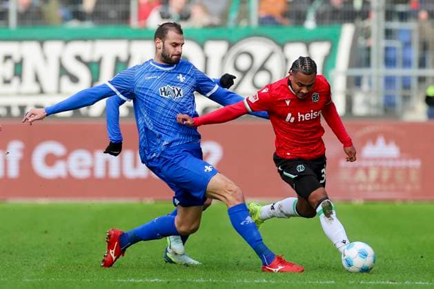 Aleksandar Vukotic (SV Darmstadt 98) und Monju Momuluh (Hannover 96) kaempfen um den Ball, 2. Bundesliga, Hannover 96 vs SV Darmstadt 98, Heinz von Heiden Arena am 23. November 2024 in Hannover, Deutschland. (Foto von Marco Steinbrenner DeFodi Images) Aleksandar Vukotic (SV Darmstadt 98) und Monju Momuluh (Hannover 96) battle for the ball, 2. Bundesliga, Hannover 96 vs SV Darmstadt 98, Heinz von Heiden Arena, November 23, 2024 in Hanover, Germany. (Photo by Marco Steinbrenner DeFodi Images) DFB DFL REGULATIONS PROHIBIT ANY USE OF PHOTOGRAPHS AS IMAGE SEQUENCES AND OR QUASI-VIDEO. Defodi-700_hannover_darmstadt_20241123_031