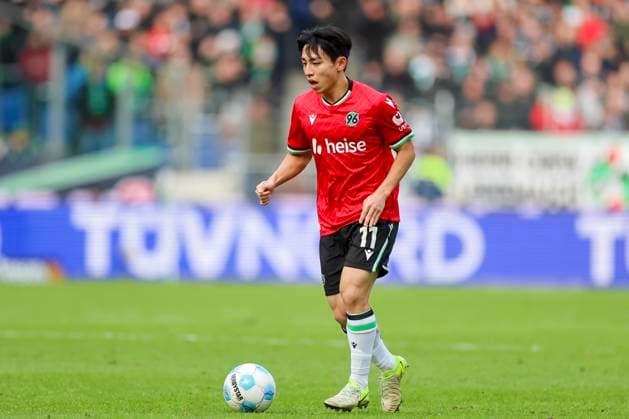 Hyunju Lee (Hannover 96) kontrolliert den Ball, 2. Bundesliga, Hannover 96 vs SV Darmstadt 98, Heinz von Heiden Arena am 23. November 2024 in Hannover, Deutschland. (Foto von Marco Steinbrenner DeFodi Images) Hyunju Lee (Hannover 96) controls the ball, 2. Bundesliga, Hannover 96 vs SV Darmstadt 98, Heinz von Heiden Arena, November 23, 2024 in Hanover, Germany. (Photo by Marco Steinbrenner DeFodi Images) DFB DFL REGULATIONS PROHIBIT ANY USE OF PHOTOGRAPHS AS IMAGE SEQUENCES AND OR QUASI-VIDEO. Defodi-700_hannover_darmstadt_20241123_034