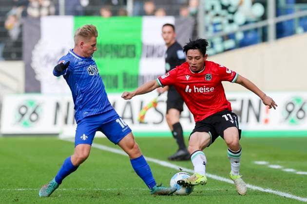 Andreas Mueller (SV Darmstadt 98) und Hyunju Lee (Hannover 96) kaempfen um den Ball, 2. Bundesliga, Hannover 96 vs SV Darmstadt 98, Heinz von Heiden Arena am 23. November 2024 in Hannover, Deutschland. (Foto von Marco Steinbrenner DeFodi Images) Andreas Mueller (SV Darmstadt 98) und Hyunju Lee (Hannover 96) battle for the ball, 2. Bundesliga, Hannover 96 vs SV Darmstadt 98, Heinz von Heiden Arena, November 23, 2024 in Hanover, Germany. (Photo by Marco Steinbrenner DeFodi Images) DFB DFL REGULATIONS PROHIBIT ANY USE OF PHOTOGRAPHS AS IMAGE SEQUENCES AND OR QUASI-VIDEO. Defodi-700_hannover_darmstadt_20241123_035