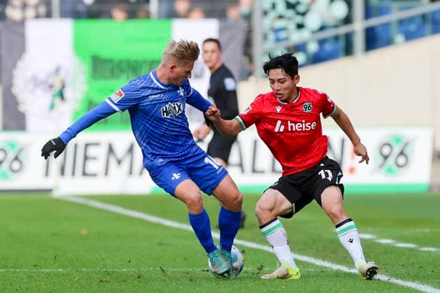 Andreas Mueller (SV Darmstadt 98) und Hyunju Lee (Hannover 96) kaempfen um den Ball, 2. Bundesliga, Hannover 96 vs SV Darmstadt 98, Heinz von Heiden Arena am 23. November 2024 in Hannover, Deutschland. (Foto von Marco Steinbrenner DeFodi Images) Andreas Mueller (SV Darmstadt 98) und Hyunju Lee (Hannover 96) battle for the ball, 2. Bundesliga, Hannover 96 vs SV Darmstadt 98, Heinz von Heiden Arena, November 23, 2024 in Hanover, Germany. (Photo by Marco Steinbrenner DeFodi Images) DFB DFL REGULATIONS PROHIBIT ANY USE OF PHOTOGRAPHS AS IMAGE SEQUENCES AND OR QUASI-VIDEO. Defodi-700_hannover_darmstadt_20241123_036