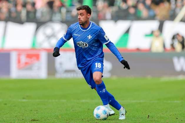 Andreas Mueller (SV Darmstadt 98) kontrolliert den Ball, 2. Bundesliga, Hannover 96 vs SV Darmstadt 98, Heinz von Heiden Arena am 23. November 2024 in Hannover, Deutschland. (Foto von Marco Steinbrenner DeFodi Images) Andreas Mueller (SV Darmstadt 98) controls the ball, 2. Bundesliga, Hannover 96 vs SV Darmstadt 98, Heinz von Heiden Arena, November 23, 2024 in Hanover, Germany. (Photo by Marco Steinbrenner DeFodi Images) DFB DFL REGULATIONS PROHIBIT ANY USE OF PHOTOGRAPHS AS IMAGE SEQUENCES AND OR QUASI-VIDEO. Defodi-700_hannover_darmstadt_20241123_037