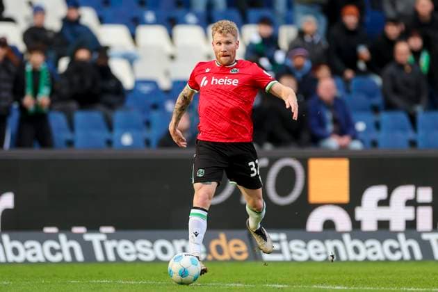 Andreas Voglsammer (Hannover 96) kontrolliert den Ball, 2. Bundesliga, Hannover 96 vs SV Darmstadt 98, Heinz von Heiden Arena am 23. November 2024 in Hannover, Deutschland. (Foto von Marco Steinbrenner DeFodi Images) Andreas Voglsammer (Hannover 96) controls the ball, 2. Bundesliga, Hannover 96 vs SV Darmstadt 98, Heinz von Heiden Arena, November 23, 2024 in Hanover, Germany. (Photo by Marco Steinbrenner DeFodi Images) DFB DFL REGULATIONS PROHIBIT ANY USE OF PHOTOGRAPHS AS IMAGE SEQUENCES AND OR QUASI-VIDEO. Defodi-700_hannover_darmstadt_20241123_038