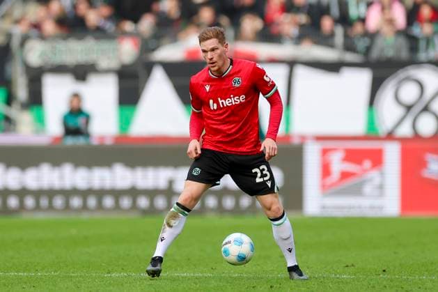 Marcel Halstenberg (Hannover 96) kontrolliert den Ball, 2. Bundesliga, Hannover 96 vs SV Darmstadt 98, Heinz von Heiden Arena am 23. November 2024 in Hannover, Deutschland. (Foto von Marco Steinbrenner DeFodi Images) Marcel Halstenberg (Hannover 96) controls the ball, 2. Bundesliga, Hannover 96 vs SV Darmstadt 98, Heinz von Heiden Arena, November 23, 2024 in Hanover, Germany. (Photo by Marco Steinbrenner DeFodi Images) DFB DFL REGULATIONS PROHIBIT ANY USE OF PHOTOGRAPHS AS IMAGE SEQUENCES AND OR QUASI-VIDEO. Defodi-700_hannover_darmstadt_20241123_042