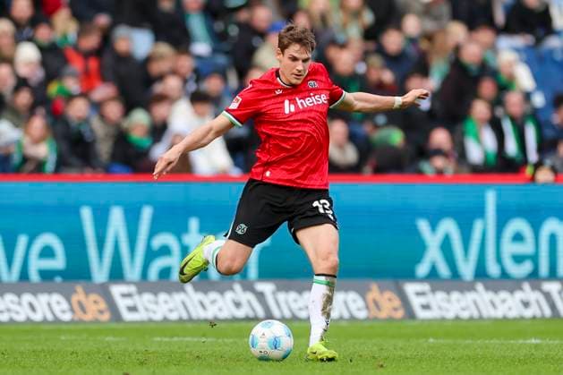 Max Christiansen (Hannover 96) kontrolliert den Ball, 2. Bundesliga, Hannover 96 vs SV Darmstadt 98, Heinz von Heiden Arena am 23. November 2024 in Hannover, Deutschland. (Foto von Marco Steinbrenner DeFodi Images) Max Christiansen (Hannover 96) controls the ball, 2. Bundesliga, Hannover 96 vs SV Darmstadt 98, Heinz von Heiden Arena, November 23, 2024 in Hanover, Germany. (Photo by Marco Steinbrenner DeFodi Images) DFB DFL REGULATIONS PROHIBIT ANY USE OF PHOTOGRAPHS AS IMAGE SEQUENCES AND OR QUASI-VIDEO. Defodi-700_hannover_darmstadt_20241123_046