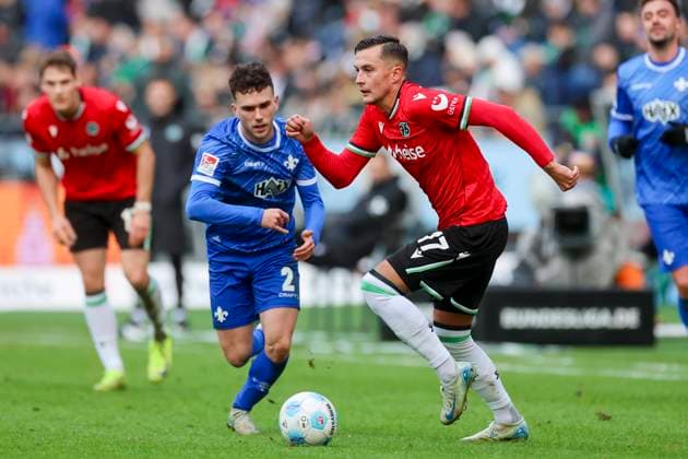 Sergio Lopez (SV Darmstadt 98) und Bartlomiej Wdowik (Hannover 96) kaempfen um den Ball, 2. Bundesliga, Hannover 96 vs SV Darmstadt 98, Heinz von Heiden Arena am 23. November 2024 in Hannover, Deutschland. (Foto von Marco Steinbrenner DeFodi Images) Sergio Lopez (SV Darmstadt 98) und Bartlomiej Wdowik (Hannover 96) battle for the ball, 2. Bundesliga, Hannover 96 vs SV Darmstadt 98, Heinz von Heiden Arena, November 23, 2024 in Hanover, Germany. (Photo by Marco Steinbrenner DeFodi Images) DFB DFL REGULATIONS PROHIBIT ANY USE OF PHOTOGRAPHS AS IMAGE SEQUENCES AND OR QUASI-VIDEO. Defodi-700_hannover_darmstadt_20241123_047