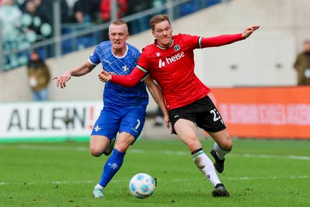 Isac Lidberg (SV Darmstadt 98) und Marcel Halstenberg (Hannover 96) kaempfen um den Ball, 2. Bundesliga, Hannover 96 vs SV Darmstadt 98, Heinz von Heiden Arena am 23. November 2024 in Hannover, Deutschland. (Foto von Marco Steinbrenner DeFodi Images) Isac Lidberg (SV Darmstadt 98) und Marcel Halstenberg (Hannover 96) battle for the ball, 2. Bundesliga, Hannover 96 vs SV Darmstadt 98, Heinz von Heiden Arena, November 23, 2024 in Hanover, Germany. (Photo by Marco Steinbrenner DeFodi Images) DFB DFL REGULATIONS PROHIBIT ANY USE OF PHOTOGRAPHS AS IMAGE SEQUENCES AND OR QUASI-VIDEO. Defodi-700_hannover_darmstadt_20241123_048