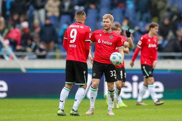 Nicolo Tresoldi (Hannover 96) und Andreas Voglsammer (Hannover 96) unterhalten sich, 2. Bundesliga, Hannover 96 vs SV Darmstadt 98, Heinz von Heiden Arena am 23. November 2024 in Hannover, Deutschland. (Foto von Marco Steinbrenner DeFodi Images) Nicolo Tresoldi (Hannover 96) und Andreas Voglsammer (Hannover 96) talk together, 2. Bundesliga, Hannover 96 vs SV Darmstadt 98, Heinz von Heiden Arena, November 23, 2024 in Hanover, Germany. (Photo by Marco Steinbrenner DeFodi Images) DFB DFL REGULATIONS PROHIBIT ANY USE OF PHOTOGRAPHS AS IMAGE SEQUENCES AND OR QUASI-VIDEO. Defodi-700_hannover_darmstadt_20241123_051