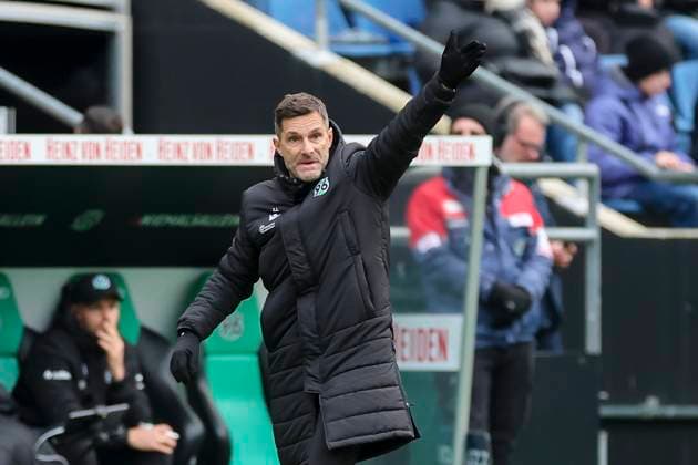 Trainer Stefan Leitl (Hannover 96) gestikuliert, 2. Bundesliga, Hannover 96 vs SV Darmstadt 98, Heinz von Heiden Arena am 23. November 2024 in Hannover, Deutschland. (Foto von Marco Steinbrenner DeFodi Images) Trainer Stefan Leitl (Hannover 96) gestures, 2. Bundesliga, Hannover 96 vs SV Darmstadt 98, Heinz von Heiden Arena, November 23, 2024 in Hanover, Germany. (Photo by Marco Steinbrenner DeFodi Images) DFB DFL REGULATIONS PROHIBIT ANY USE OF PHOTOGRAPHS AS IMAGE SEQUENCES AND OR QUASI-VIDEO. Defodi-700_hannover_darmstadt_20241123_053