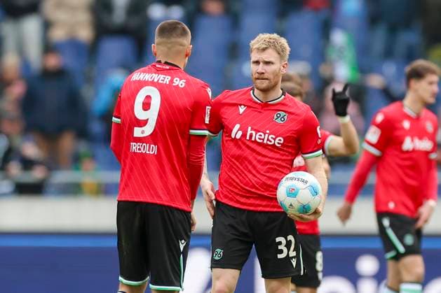 Nicolo Tresoldi (Hannover 96) und Andreas Voglsammer (Hannover 96) unterhalten sich, 2. Bundesliga, Hannover 96 vs SV Darmstadt 98, Heinz von Heiden Arena am 23. November 2024 in Hannover, Deutschland. (Foto von Marco Steinbrenner DeFodi Images) Nicolo Tresoldi (Hannover 96) und Andreas Voglsammer (Hannover 96) talk together, 2. Bundesliga, Hannover 96 vs SV Darmstadt 98, Heinz von Heiden Arena, November 23, 2024 in Hanover, Germany. (Photo by Marco Steinbrenner DeFodi Images) DFB DFL REGULATIONS PROHIBIT ANY USE OF PHOTOGRAPHS AS IMAGE SEQUENCES AND OR QUASI-VIDEO. Defodi-700_hannover_darmstadt_20241123_056
