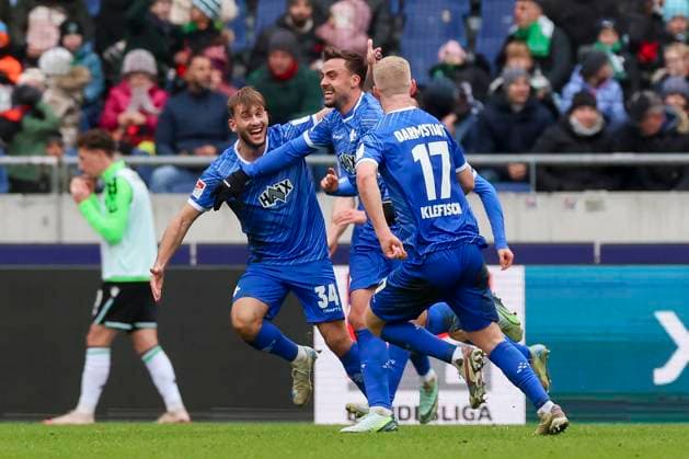 Philipp Foerster (SV Darmstadt 98) bejubelt seinen Treffer mit den Teamkollegen, 2. Bundesliga, Hannover 96 vs SV Darmstadt 98, Heinz von Heiden Arena am 23. November 2024 in Hannover, Deutschland. (Foto von Marco Steinbrenner DeFodi Images) Philipp Foerster (SV Darmstadt 98) celebrates his goal with teammates, 2. Bundesliga, Hannover 96 vs SV Darmstadt 98, Heinz von Heiden Arena, November 23, 2024 in Hanover, Germany. (Photo by Marco Steinbrenner DeFodi Images) DFB DFL REGULATIONS PROHIBIT ANY USE OF PHOTOGRAPHS AS IMAGE SEQUENCES AND OR QUASI-VIDEO. Defodi-700_hannover_darmstadt_20241123_057
