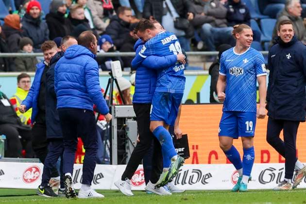 Philipp Foerster (SV Darmstadt 98) bejubelt seinen Treffer zum 0:1 mit Trainer Florian Kohfeldt (SV Darmstadt 98), 2. Bundesliga, Hannover 96 vs SV Darmstadt 98, Heinz von Heiden Arena am 23. November 2024 in Hannover, Deutschland. (Foto von Marco Steinbrenner DeFodi Images) Philipp Foerster (SV Darmstadt 98) celebrates after scoring his teams first goal with Trainer Florian Kohfeldt (SV Darmstadt 98), 2. Bundesliga, Hannover 96 vs SV Darmstadt 98, Heinz von Heiden Arena, November 23, 2024 in Hanover, Germany. (Photo by Marco Steinbrenner DeFodi Images) DFB DFL REGULATIONS PROHIBIT ANY USE OF PHOTOGRAPHS AS IMAGE SEQUENCES AND OR QUASI-VIDEO. Defodi-700_hannover_darmstadt_20241123_059