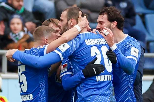 Philipp Foerster (SV Darmstadt 98) bejubelt seinen Treffer mit den Teamkollegen, 2. Bundesliga, Hannover 96 vs SV Darmstadt 98, Heinz von Heiden Arena am 23. November 2024 in Hannover, Deutschland. (Foto von Marco Steinbrenner DeFodi Images) Philipp Foerster (SV Darmstadt 98) celebrates his goal with teammates, 2. Bundesliga, Hannover 96 vs SV Darmstadt 98, Heinz von Heiden Arena, November 23, 2024 in Hanover, Germany. (Photo by Marco Steinbrenner DeFodi Images) DFB DFL REGULATIONS PROHIBIT ANY USE OF PHOTOGRAPHS AS IMAGE SEQUENCES AND OR QUASI-VIDEO. Defodi-700_hannover_darmstadt_20241123_060