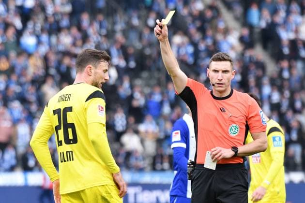 Gelbe Karte für Philipp Maier (SSV Ulm 1846, 26) GER, Hertha BSC gegen SSV Ulm 1846, Fussball, 2. Bundesliga, Saison 2024 2025, 13. Spieltag, 23.11.2024 (DFL REGULATIONS PROHIBIT ANY USE OF PHOTOGRAPHS AS IMAGE SEQUENCES AND OR QUASI-VIDEO.) GER, Hertha BSC gegen SSV Ulm 1846, Fussball, 2. Bundesliga, Saison 2024 2025, 13. Spieltag, 23.11.2024 Berlin