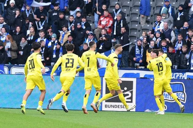 Die Mannschaft von SSV Ulm 1846 jubelt nach Tor. GER, Hertha BSC gegen SSV Ulm 1846, Fussball, 2. Bundesliga, Saison 2024 2025, 13. Spieltag, 23.11.2024 (DFL REGULATIONS PROHIBIT ANY USE OF PHOTOGRAPHS AS IMAGE SEQUENCES AND OR QUASI-VIDEO.) GER, Hertha BSC gegen SSV Ulm 1846, Fussball, 2. Bundesliga, Saison 2024 2025, 13. Spieltag, 23.11.2024 Berlin