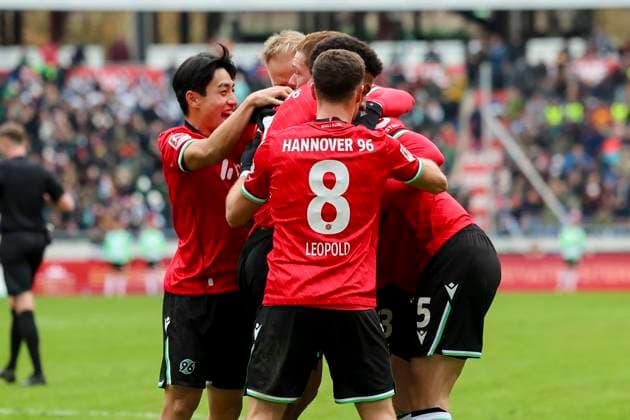 Hyunju Lee (Hannover 96) bejubelt seinen Treffer mit den Teamkollegen, 2. Bundesliga, Hannover 96 vs SV Darmstadt 98, Heinz von Heiden Arena am 23. November 2024 in Hannover, Deutschland. (Foto von Marco Steinbrenner DeFodi Images) Hyunju Lee (Hannover 96) celebrates his goal with teammates, 2. Bundesliga, Hannover 96 vs SV Darmstadt 98, Heinz von Heiden Arena, November 23, 2024 in Hanover, Germany. (Photo by Marco Steinbrenner DeFodi Images) DFB DFL REGULATIONS PROHIBIT ANY USE OF PHOTOGRAPHS AS IMAGE SEQUENCES AND OR QUASI-VIDEO. Defodi-700_hannover_darmstadt_20241123_062