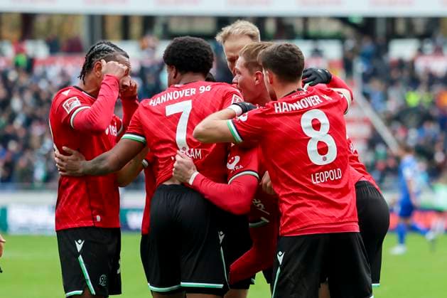 Hyunju Lee (Hannover 96) bejubelt seinen Treffer mit den Teamkollegen, 2. Bundesliga, Hannover 96 vs SV Darmstadt 98, Heinz von Heiden Arena am 23. November 2024 in Hannover, Deutschland. (Foto von Marco Steinbrenner DeFodi Images) Hyunju Lee (Hannover 96) celebrates his goal with teammates, 2. Bundesliga, Hannover 96 vs SV Darmstadt 98, Heinz von Heiden Arena, November 23, 2024 in Hanover, Germany. (Photo by Marco Steinbrenner DeFodi Images) DFB DFL REGULATIONS PROHIBIT ANY USE OF PHOTOGRAPHS AS IMAGE SEQUENCES AND OR QUASI-VIDEO. Defodi-700_hannover_darmstadt_20241123_063