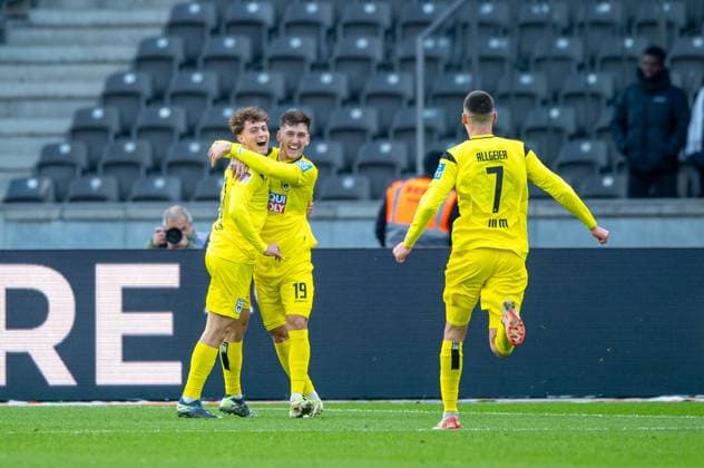 Fussball, Herren, Saison 2024 2025, 2. Bundesliga (13. Spieltag), Hertha BSC - SSV Ulm, v.l. Maurice Krattenmacher (SSV Ulm), Jonathan Meier (SSV Ulm), Bastian Allgeier (SSV Ulm), Jubel nach Tor zum 2:2, 23.11. 2024,