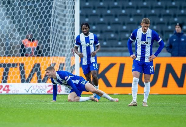 Fussball, Herren, Saison 2024 2025, 2. Bundesliga (13. Spieltag), Hertha BSC - SSV Ulm, v.l. Marton Dardai (Hertha BSC), Deyovaisio Zeefuik (Hertha BSC), Michael Cuisance (Hertha BSC), Enttäuschung nach Gegentor zum 2:2, 23.11. 2024,