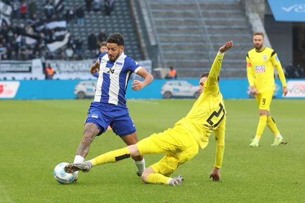 23.11.2024, xtgx, Fussball 2. Bundesliga, Hertha BSC Berlin - SSV Ulm 1846 emspor, v.l. Kevin Sessa (Hertha, 8), Niklas Kolbe (Ulm, 27) Zweikampf, Duell, Kampf, tackle (DFL DFB REGULATIONS PROHIBIT ANY USE OF PHOTOGRAPHS as IMAGE SEQUENCES and or QUASI-VIDEO) Berlin