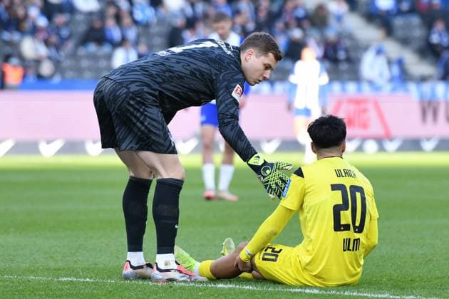 Tjark Ernst (Hertha BSC Berlin, 1) und Laurin Ulrich (SSV Ulm 1846, 20) GER, Hertha BSC gegen SSV Ulm 1846, Fussball, 2. Bundesliga, Saison 2024 2025, 13. Spieltag, 23.11.2024 (DFL REGULATIONS PROHIBIT ANY USE OF PHOTOGRAPHS AS IMAGE SEQUENCES AND OR QUASI-VIDEO.) GER, Hertha BSC gegen SSV Ulm 1846, Fussball, 2. Bundesliga, Saison 2024 2025, 13. Spieltag, 23.11.2024 Berlin