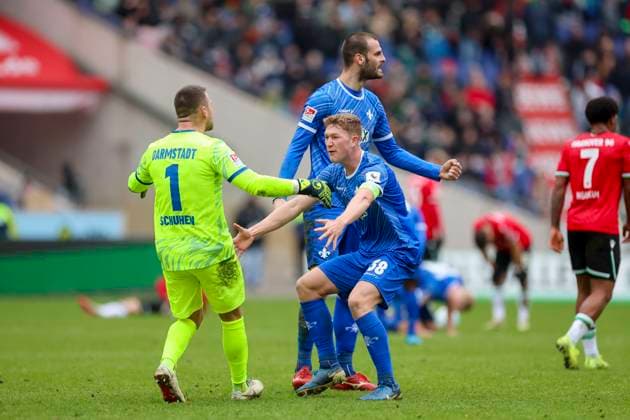 Torhueter Marcel Schuhen (SV Darmstadt 98), Clemens Riedel (SV Darmstadt 98) und Aleksandar Vukotic (SV Darmstadt 98) jubeln, 2. Bundesliga, Hannover 96 vs SV Darmstadt 98, Heinz von Heiden Arena am 23. November 2024 in Hannover, Deutschland. (Foto von Marco Steinbrenner DeFodi Images) Torhueter Marcel Schuhen (SV Darmstadt 98), Clemens Riedel (SV Darmstadt 98) und Aleksandar Vukotic (SV Darmstadt 98) cheer, 2. Bundesliga, Hannover 96 vs SV Darmstadt 98, Heinz von Heiden Arena, November 23, 2024 in Hanover, Germany. (Photo by Marco Steinbrenner DeFodi Images) DFB DFL REGULATIONS PROHIBIT ANY USE OF PHOTOGRAPHS AS IMAGE SEQUENCES AND OR QUASI-VIDEO. Defodi-700_hannover_darmstadt_20241123_073
