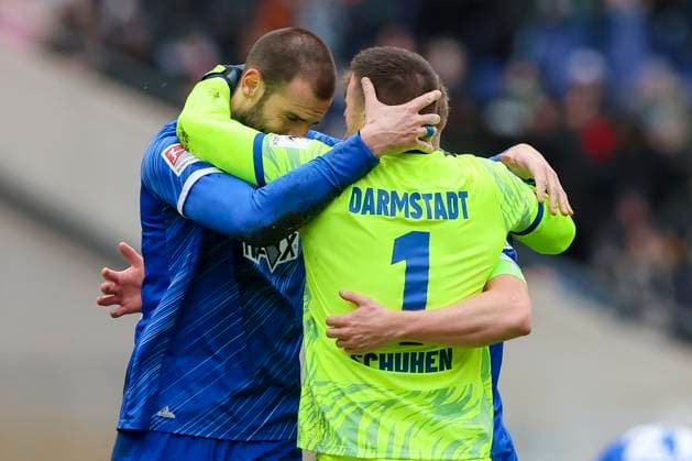 Torhueter Marcel Schuhen (SV Darmstadt 98), Clemens Riedel (SV Darmstadt 98) und Aleksandar Vukotic (SV Darmstadt 98) jubeln, 2. Bundesliga, Hannover 96 vs SV Darmstadt 98, Heinz von Heiden Arena am 23. November 2024 in Hannover, Deutschland. (Foto von Marco Steinbrenner DeFodi Images) Torhueter Marcel Schuhen (SV Darmstadt 98), Clemens Riedel (SV Darmstadt 98) und Aleksandar Vukotic (SV Darmstadt 98) cheer, 2. Bundesliga, Hannover 96 vs SV Darmstadt 98, Heinz von Heiden Arena, November 23, 2024 in Hanover, Germany. (Photo by Marco Steinbrenner DeFodi Images) DFB DFL REGULATIONS PROHIBIT ANY USE OF PHOTOGRAPHS AS IMAGE SEQUENCES AND OR QUASI-VIDEO. Defodi-700_hannover_darmstadt_20241123_074