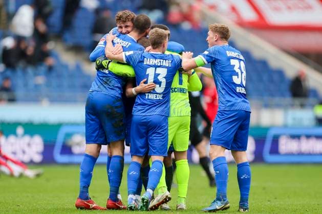 Die Spieler des SV Darmstadt 98 bejubeln den Auswaertssieg, 2. Bundesliga, Hannover 96 vs SV Darmstadt 98, Heinz von Heiden Arena am 23. November 2024 in Hannover, Deutschland. (Foto von Marco Steinbrenner DeFodi Images) The SV Darmstadt 98 players celebrate the away win, 2. Bundesliga, Hannover 96 vs SV Darmstadt 98, Heinz von Heiden Arena, November 23, 2024 in Hanover, Germany. (Photo by Marco Steinbrenner DeFodi Images) DFB DFL REGULATIONS PROHIBIT ANY USE OF PHOTOGRAPHS AS IMAGE SEQUENCES AND OR QUASI-VIDEO. Defodi-700_hannover_darmstadt_20241123_075