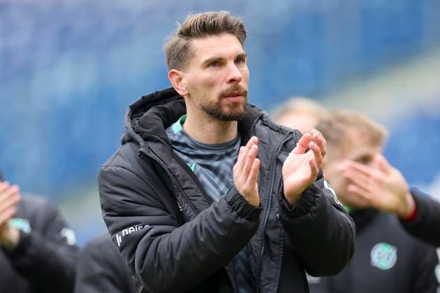 Torhueter Ron-Robert Zieler (Hannover 96) schaut enttaeuscht, 2. Bundesliga, Hannover 96 vs SV Darmstadt 98, Heinz von Heiden Arena am 23. November 2024 in Hannover, Deutschland. (Foto von Marco Steinbrenner DeFodi Images) Torhueter Ron-Robert Zieler (Hannover 96) looks dejected, 2. Bundesliga, Hannover 96 vs SV Darmstadt 98, Heinz von Heiden Arena, November 23, 2024 in Hanover, Germany. (Photo by Marco Steinbrenner DeFodi Images) DFB DFL REGULATIONS PROHIBIT ANY USE OF PHOTOGRAPHS AS IMAGE SEQUENCES AND OR QUASI-VIDEO. Defodi-700_hannover_darmstadt_20241123_080