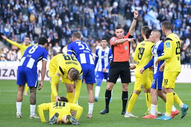 Gelbe Karte für Lucas Roeser (SSV Ulm 1846, 9) GER, Hertha BSC gegen SSV Ulm 1846, Fussball, 2. Bundesliga, Saison 2024 2025, 13. Spieltag, 23.11.2024 (DFL REGULATIONS PROHIBIT ANY USE OF PHOTOGRAPHS AS IMAGE SEQUENCES AND OR QUASI-VIDEO.) GER, Hertha BSC gegen SSV Ulm 1846, Fussball, 2. Bundesliga, Saison 2024 2025, 13. Spieltag, 23.11.2024 Berlin