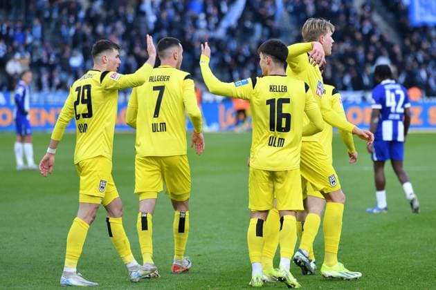 Die Mannschaft von SSV Ulm 1846 jubelt nach Tor. GER, Hertha BSC gegen SSV Ulm 1846, Fussball, 2. Bundesliga, Saison 2024 2025, 13. Spieltag, 23.11.2024 (DFL REGULATIONS PROHIBIT ANY USE OF PHOTOGRAPHS AS IMAGE SEQUENCES AND OR QUASI-VIDEO.) GER, Hertha BSC gegen SSV Ulm 1846, Fussball, 2. Bundesliga, Saison 2024 2025, 13. Spieltag, 23.11.2024 Berlin