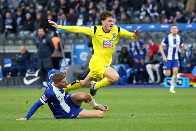 DEU, DFL, 2. FBL, Hertha BSC vs. SSV Ulm, 23.11.2024, Berliner Olympiastadion, Berlin, DEU, DFL, 2. FBL, Hertha BSC vs. SSV Ulm, im Bild Marton Dardai (Hertha BSC Berlin 31), Maurice Krattenmacher (SSV Ulm 1846 30) DFL - regulations prohibit any use of Photographs as image sequences and or quasi-video Foto: Juergen Engler nordphoto GmbH