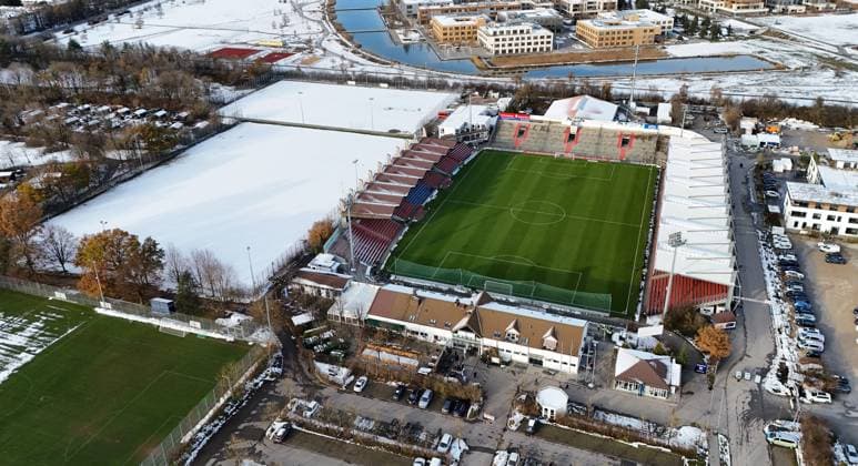 Unterhaching, Deutschland, 23. November 2024: Hier der Blick auf den Uhlsportpark, Uhlsport-Park in Unterhaching, Stadion, SpVgg Unterhaching, Spielfeld, Tribünen, Luftansicht, Blick von oben, Trainingsplatz, Heimspiel