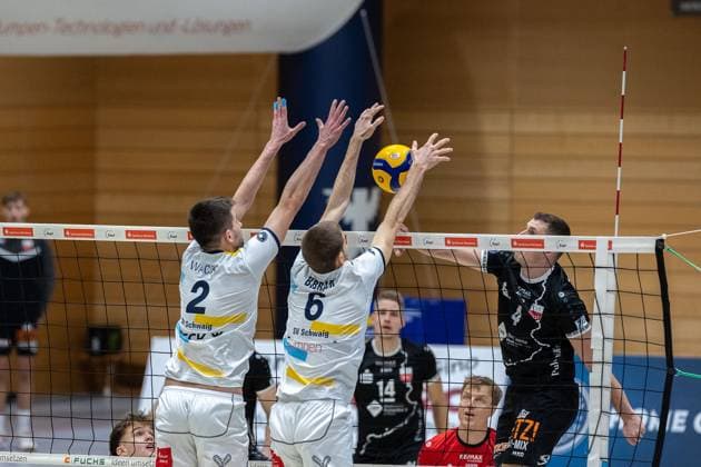 Mariusz Wacek (SV Schwaig, 02), Max Bibrack (SV Schwaig, 06), Jakob Elsaesser (TV Rottenburg, 04), SV Schwaig Volleyball - TV Rottenburg, Volleyball, 2. Bundesliga Sued, 6. Spieltag, 23.11.2024 SV Schwaig Volleyball - TV Rottenburg, Volleyball, 2. Bundesliga Sued, 6. Spieltag, 23.11.2024 Schwaig Copyright: xEibner-Pressefoto G.xSantemizx EP_GSZ
