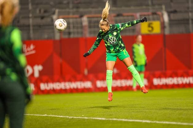 GER, Mainz, FSV Mainz 05 vs Vfl Wolfsburg, DFB-Pokal der Frauen, Fussball, DFB, Spielzeit 2024 2025, Bruchwegstadion, Achtelfinale, im Bild: Tabea Sellner (VfL Wolsburg 28) DFB DFL REGULATIONS PROHIBIT ANY USE OF PHOTOGRAPHS AS IMAGE SEQUENCES AND OR QUASI-VIDEO, 23.11.2024, Copyright: HMBxMedia HendrikxHamelau