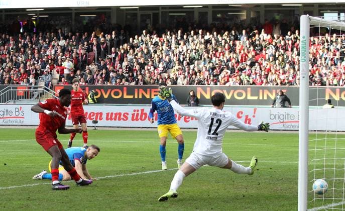 24.11.2024, Fußball, 2. Bundesliga, FC Kaiserslautern - Eintracht Braunschweig, 13. Spieltag, Saison 2024 25, Fritz Walter Stadion, Kaiserslautern, Deutschland, zmdz, ** DFB & DFL regulations prohibit any use of photographs as image sequences and or quasi-video. ** 2:0 FCK durch Ragnar Ache (9, FC Kaiserslautern) gegen Hampus Finndell (12, Eintracht Braunschweig) FC Kaiserslautern - Eintracht Braunschweig