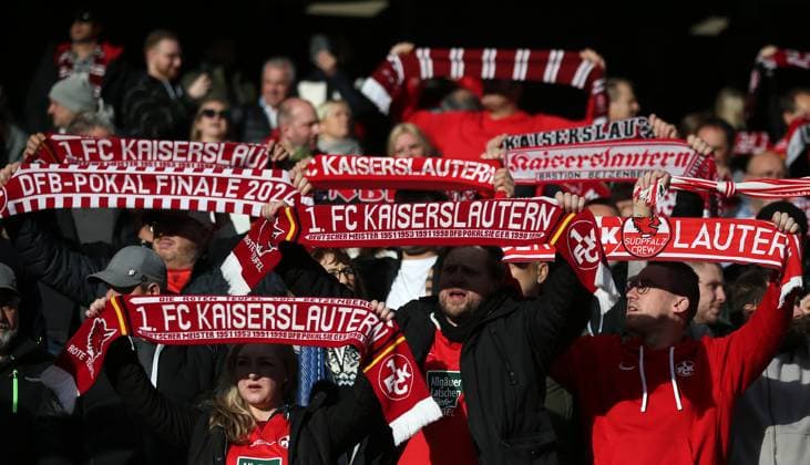 24.11.2024, Fußball, 2. Bundesliga, FC Kaiserslautern - Eintracht Braunschweig, 13. Spieltag, Saison 2024 25, Fritz Walter Stadion, Kaiserslautern, Deutschland, zmdz, ** DFB & DFL regulations prohibit any use of photographs as image sequences and or quasi-video. ** FC Kaiserslautern Fans mit Fanschal, FC Kaiserslautern - Eintracht Braunschweig