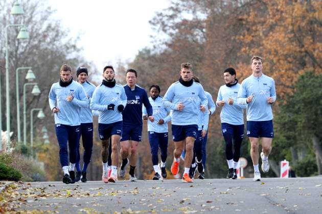DEU, DFL, 2. FBL Hertha BSC, Training, 25.11.2024, Sportforum, Berlin, DEU, DFL, 2. FBL Hertha BSC, Training, im Bild Auslauftraining, auslaufen nach einem Spiel, Hertha-Spielerkreis DFL - regulations prohibit any use of Photographs as image sequences and or quasi-video Foto: Juergen Engler nordphoto GmbH