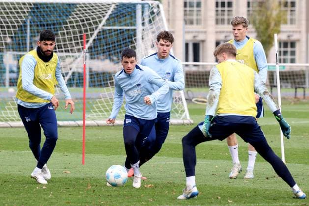 DEU, DFL, 2. FBL Hertha BSC, Training, 25.11.2024, Sportforum, Berlin, DEU, DFL, 2. FBL Hertha BSC, Training, im Bild Diego Demme (Hertha BSC Berlin 6), Andreas Bouchalakis (Hertha BSC Berlin 5), Pascal Klemens (Hertha BSC Berlin 41), Luca Schuler (Hertha BSC Berlin 18) DFL - regulations prohibit any use of Photographs as image sequences and or quasi-video Foto: Juergen Engler nordphoto GmbH
