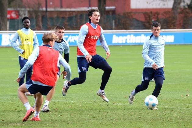 DEU, DFL, 2. FBL Hertha BSC, Training, 25.11.2024, Sportforum, Berlin, DEU, DFL, 2. FBL Hertha BSC, Training, im Bild Fabian Reese (Hertha BSC Berlin 11), Diego Demme (Hertha BSC Berlin 6) DFL - regulations prohibit any use of Photographs as image sequences and or quasi-video Foto: Juergen Engler nordphoto GmbH